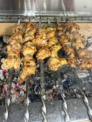 Аппетитный шашлык и блюда на мангале в кафе «МЯСО ТУТ» со скидкой до 50%: вкусно, сочно, выгодно!